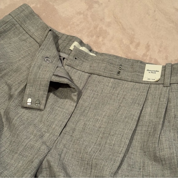 Abercrombie & Fitch Women's Slack Shorts - Picture 4 of 5